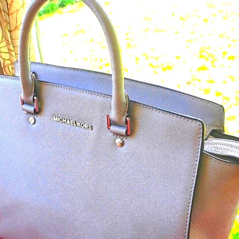 Michael Kors Medium Size Light Gray Bag/ Crossbody ❤️ EC - Picture 13 of 13